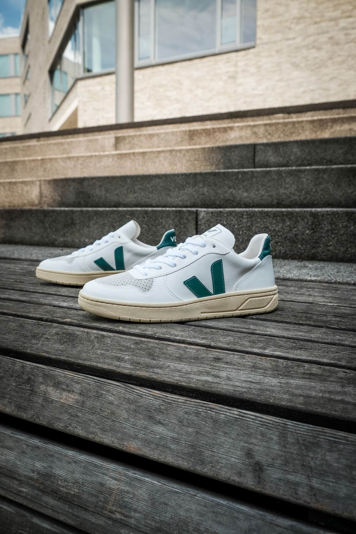 Der VEJA V-10 C.W.L. - Bio-Baumwolle beschichtet mit Harz